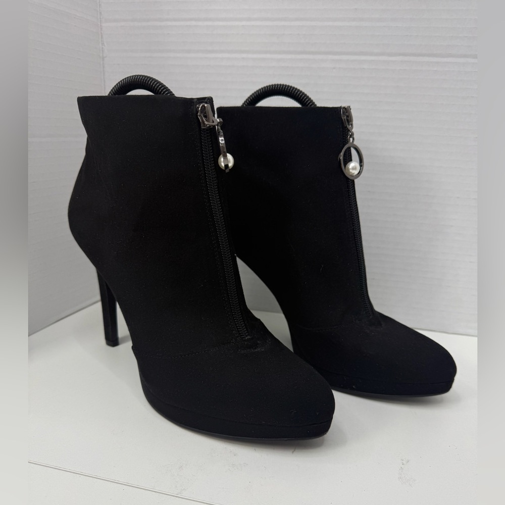 Nine West Women's Black
Suede Ankle Boots with Pearl
Zipper Pull size 8 - Picture 3 of 9